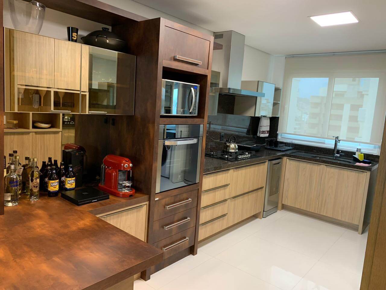 Cozinha planejada pequena marrom