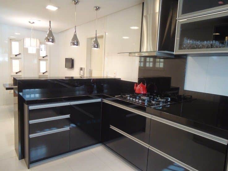 Cozinha planejada pequena preta