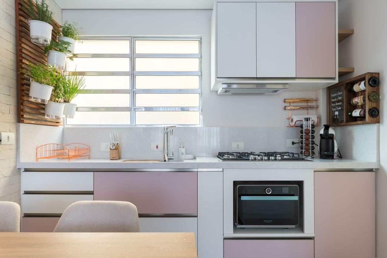 Cozinha planejada pequena rosa