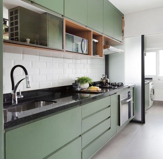 Cozinha planejada pequena verde