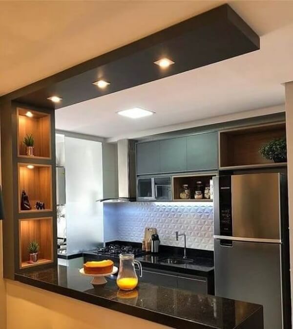 Cozinha com balcão para quatro bancos