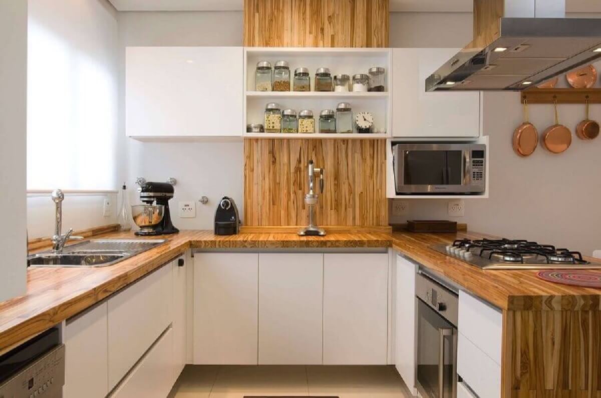 Cozinha planejada com bancada de madeira