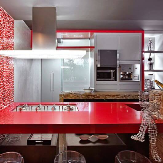 Cozinha planejada com bancada vermelha