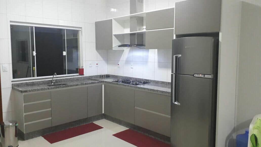 Cozinha planejada com geladeira