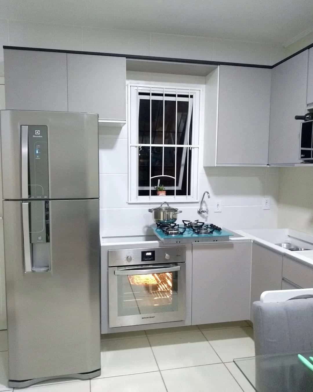 Armário cozinha em L planejado com fogão e geladeira