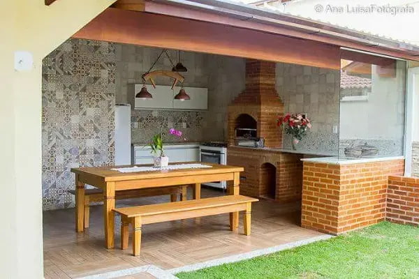 Cozinha com área de lazer planejada em L