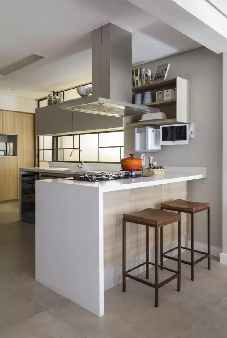 Cozinha com balcão em L