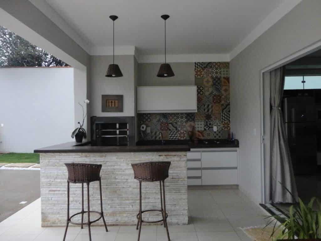 Cozinha em L com área de lazer