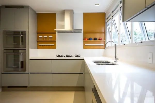 Cozinha em L com nichos