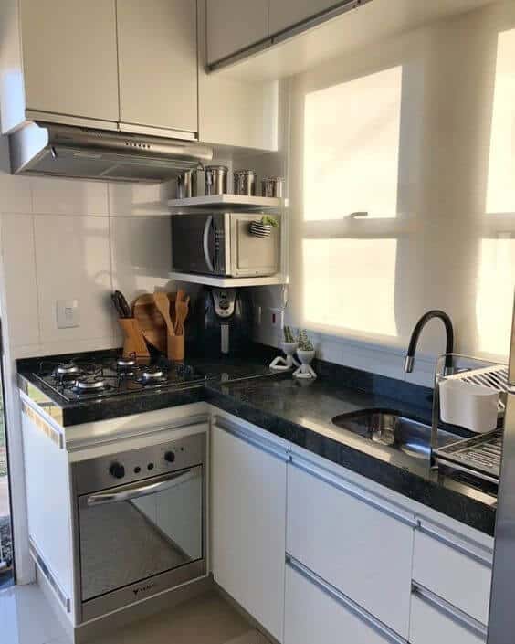 Cozinha planejada compacta em L