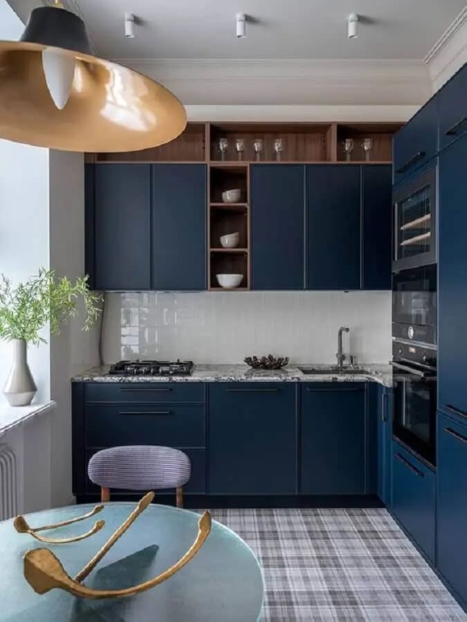 Cozinha planejada em L azul