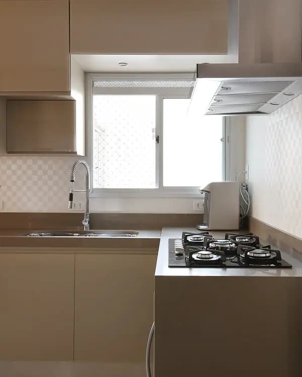 Cozinha planejada em L com cooktop