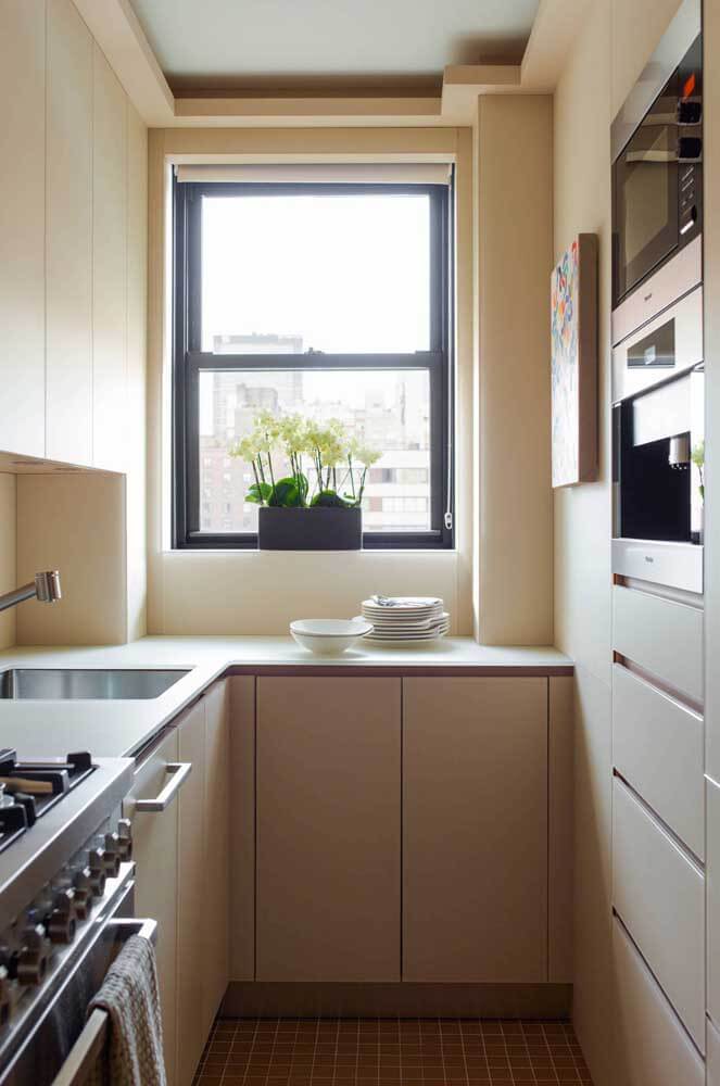 Cozinha planejada em L para apartamento pequeno