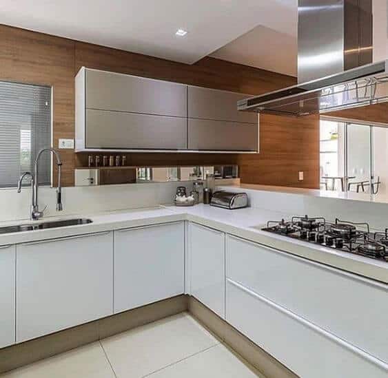 Cozinha planejada em formato de L elegante