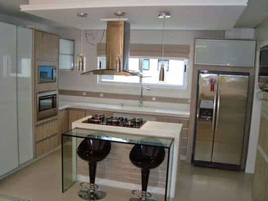 Cozinha planejada pequena em L com ilha