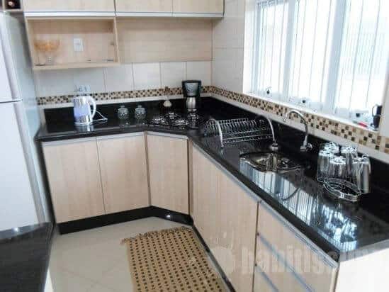 Cozinhas planejadas em L com bancada