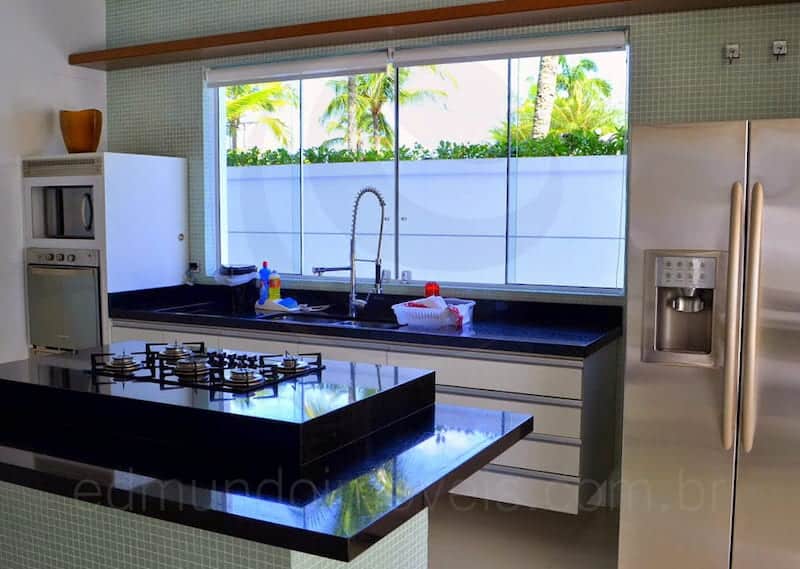 Cozinha com ilha e janela