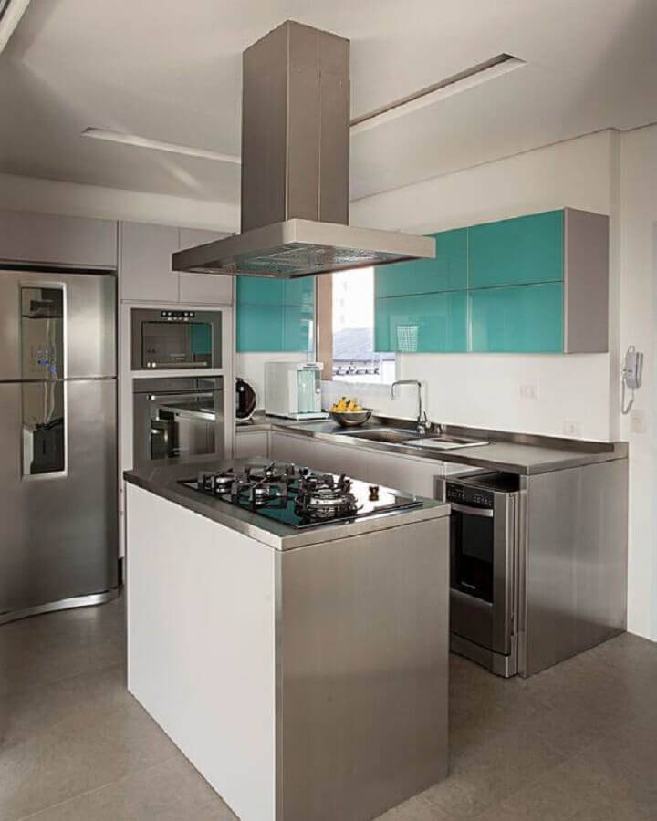 Cozinha pequena com ilha