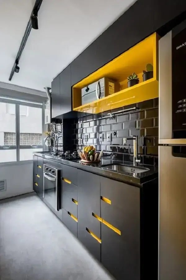 Cozinha Apartamento Amarela e Preta