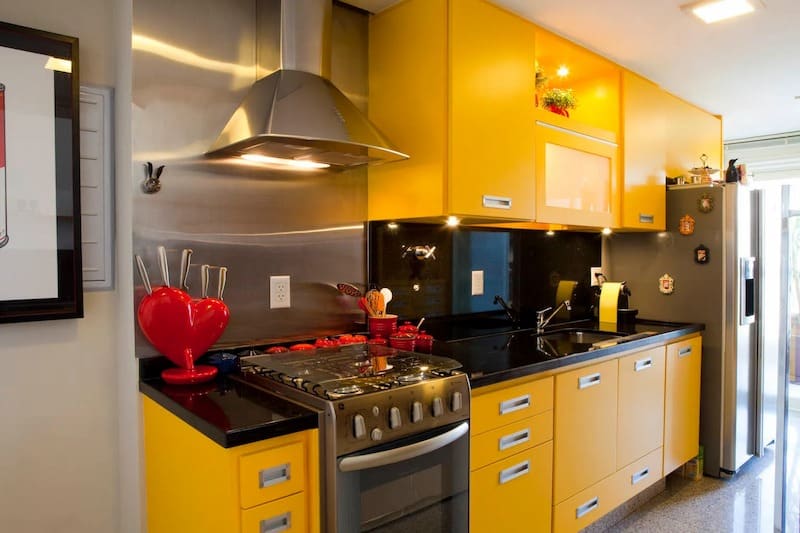 Cozinha Apartamento Pequena Amarela